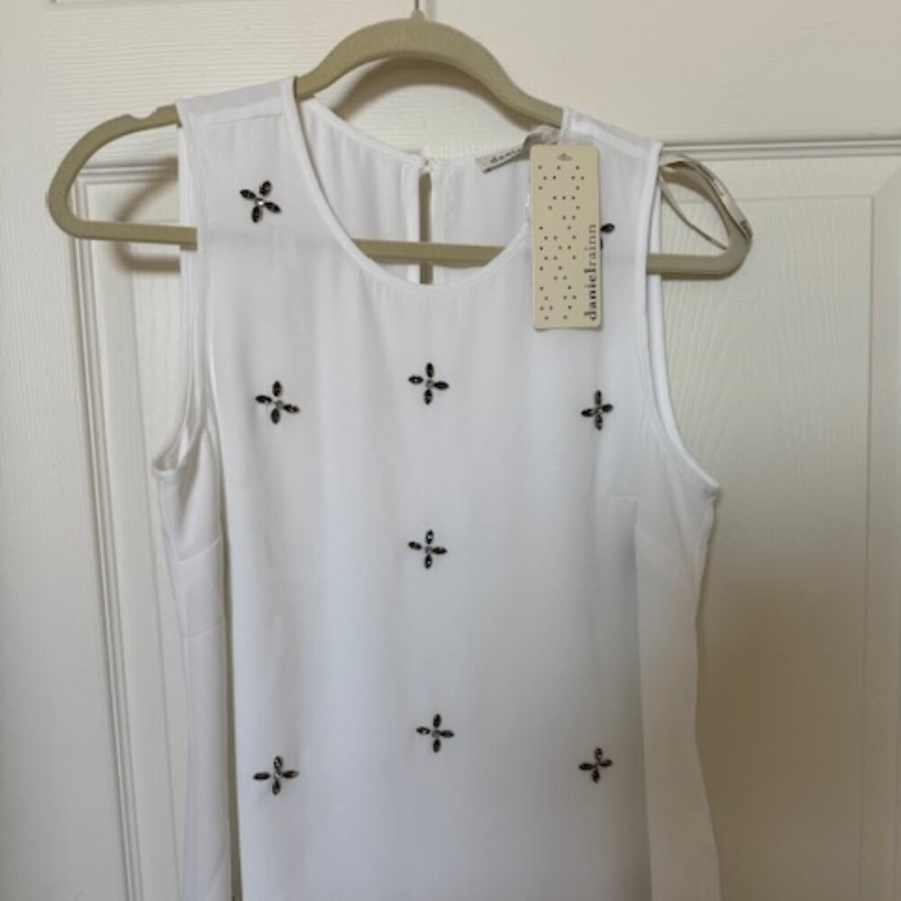 Daniel Rainn White Sleeveless Blouse with Rhinestone (NWT) Size Small